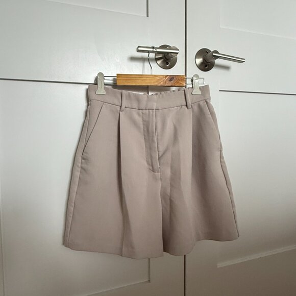 Abercrombie & Fitch Ultra High Rise Tailored Short in Taupe - Picture 1 of 9
